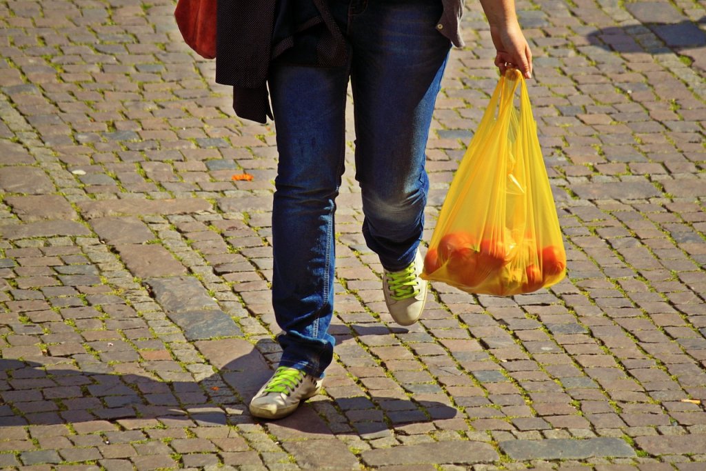 Premieră pentru România: Hârtia care înlocuiește pungile de plastic din Europa se produce la noi în țară. Cine o dezvoltă și cât costă investiția