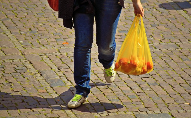 Premieră pentru România: Hârtia care înlocuiește pungile de plastic din Europa se produce la noi în țară. Cine o dezvoltă și cât costă investiția