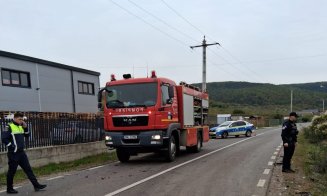 Accident între două mașini, pe un drum din Cluj. Doi răniți, transportați de urgență la spital