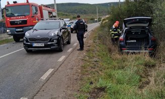 Accident între două mașini, pe un drum din Cluj. Doi răniți, transportați de urgență la spital