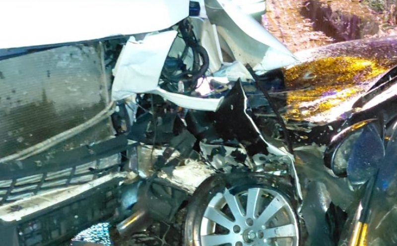 Accident între un microbuz și un autoturism. Zece persoane au avut nevoie de îngrijiri medicale