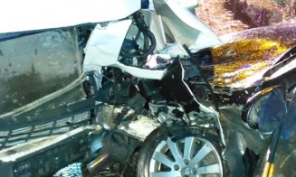 Accident între un microbuz și un autoturism. Zece persoane au avut nevoie de îngrijiri medicale