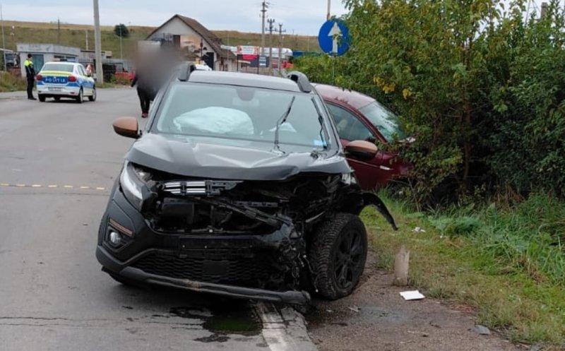 Ciocnire violentă între două mașini. Cinci persoane au fost transportate la spital