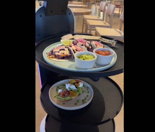 Roboții ar putea salva industria HoReCa din România: „Nu emigrează, nu fumează, nu stau de vorbă”. La Cluj se testează deja