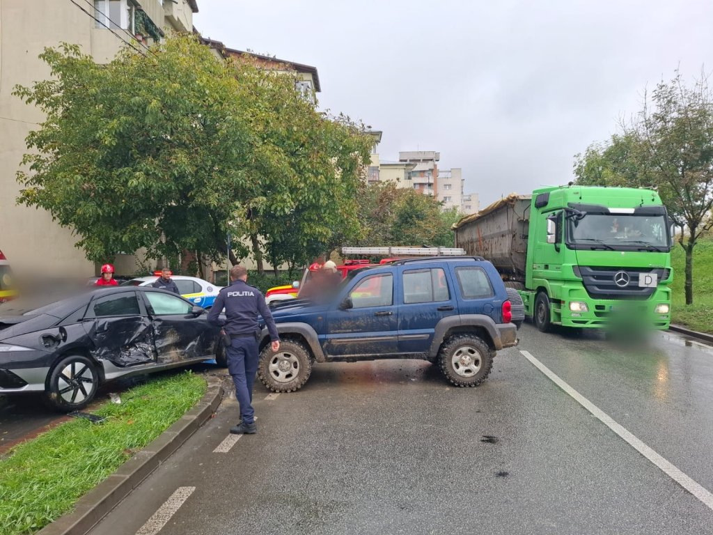 Cluj: Coliziune între două mașini. Un bărbat a fost rănit și transportat de urgență la spital