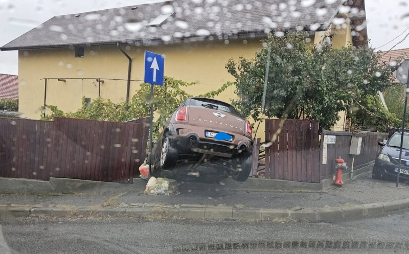 Un șofer din Cluj a dărâmat gardul unei case și a ajuns cu mașina în curte