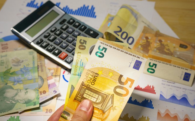 Tensiune pe piața valutară: Euro e aproape de 5,1 lei. Economiștii avertizează asupra inflației și previziunilor BNR