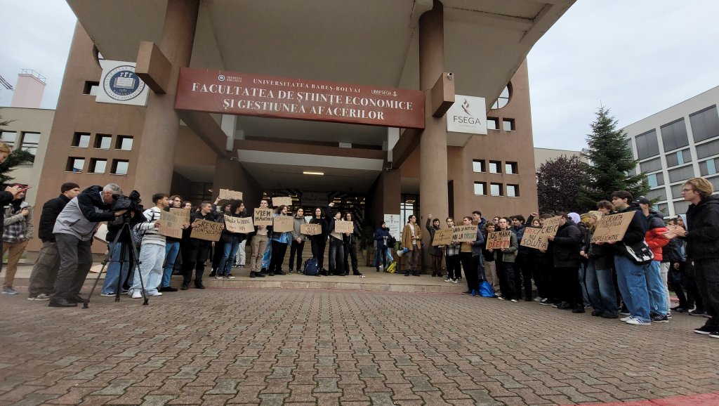 Protest anti-CREIC al studenților de la Mate-Info: "David șef de institut ne trimite la păscut"