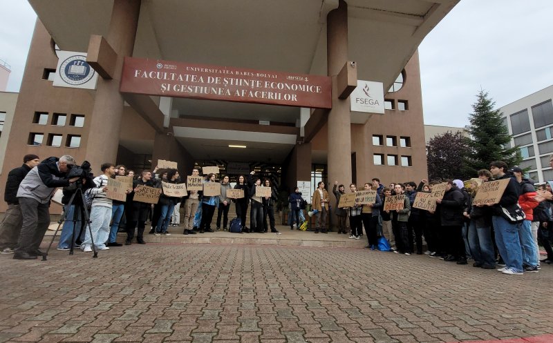 Protest anti-CREIC al studenților de la Mate-Info: "David șef de institut ne trimite la păscut"