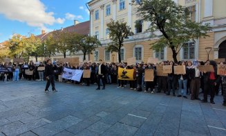 Studenții, protest masiv în fața UBB. Se cere suspendarea cursurilor de la CREIC: "Marii informaticieni n-o să crească în Chinteni"