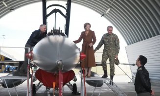 Demonstrație de forță la Câmpia Turzii: avioanele F-16 au zburat în onoarea Familiei Regale a României