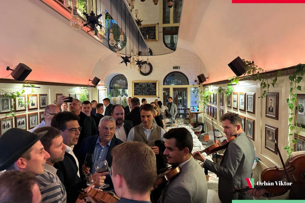 Viktor Orbán și-a început în forță vizita la Kolozsvár. Chef cu lăutari și pahare de vin: ”Nu ieşim de aici!”