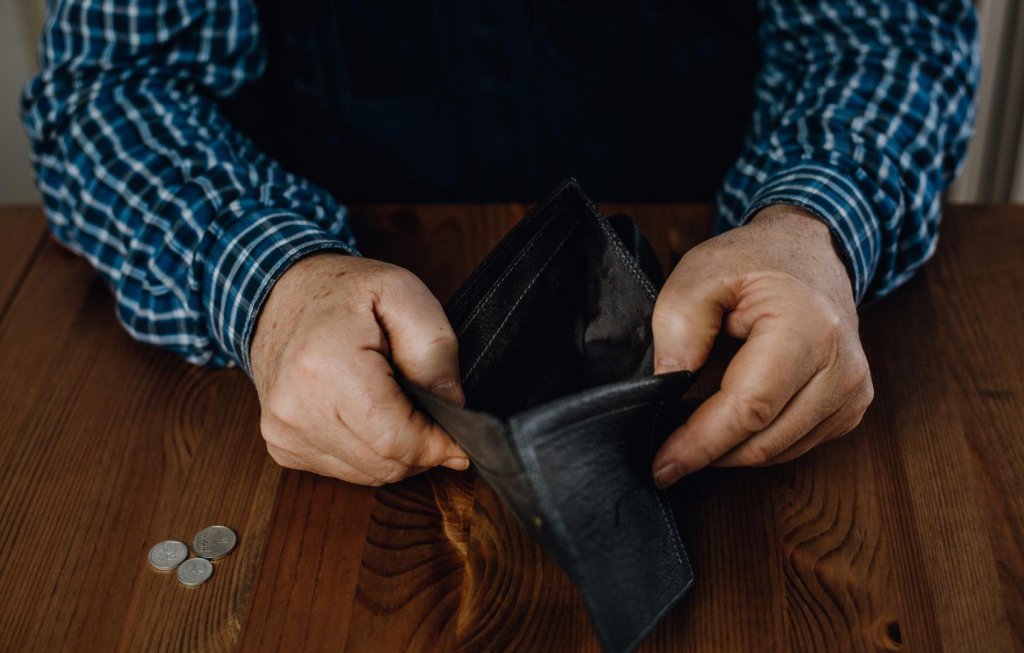 Tânără din Cluj, acuzată că i-a furat economiile unui bărbat de 60 de ani care a invitat-o în casă