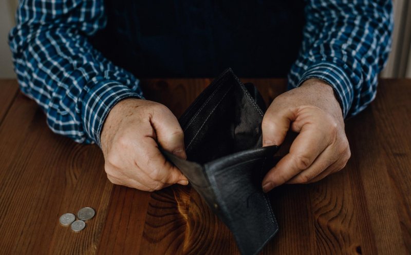 Tânără din Cluj, acuzată că i-a furat economiile unui bărbat de 60 de ani care a invitat-o în casă