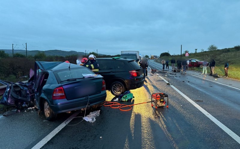 Accident GRAV cu trei mașini în Cluj. Un bărbat a decedat și alte șase persoane sunt rănite