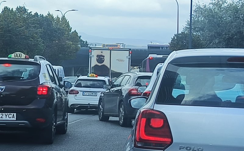 Aglomerație mare la ieșirea din Cluj- Napoca, dar și în Ciucea. E târg la Negreni / Rute alternative / Curțile oamenilor sunt parcări