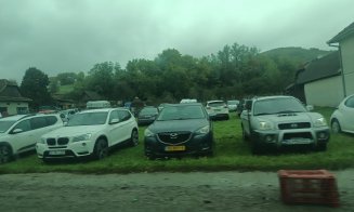 Aglomerație mare la ieșirea din Cluj- Napoca, dar și în Ciucea. E târg la Negreni / Rute alternative / Curțile oamenilor sunt parcări