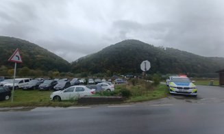 Aglomerație mare la ieșirea din Cluj- Napoca, dar și în Ciucea. E târg la Negreni / Rute alternative / Curțile oamenilor sunt parcări