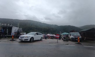 Aglomerație mare la ieșirea din Cluj- Napoca, dar și în Ciucea. E târg la Negreni / Rute alternative / Curțile oamenilor sunt parcări
