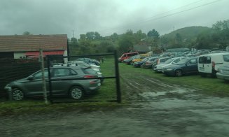 Aglomerație mare la ieșirea din Cluj- Napoca, dar și în Ciucea. E târg la Negreni / Rute alternative / Curțile oamenilor sunt parcări
