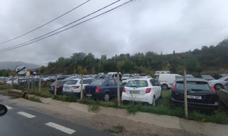 Aglomerație mare la ieșirea din Cluj- Napoca, dar și în Ciucea. E târg la Negreni / Rute alternative / Curțile oamenilor sunt parcări