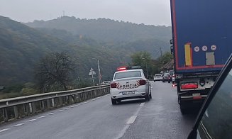 Aglomerație mare la ieșirea din Cluj- Napoca, dar și în Ciucea. E târg la Negreni / Rute alternative / Curțile oamenilor sunt parcări