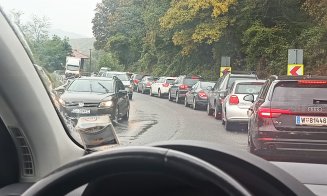 Aglomerație mare la ieșirea din Cluj- Napoca, dar și în Ciucea. E târg la Negreni / Rute alternative / Curțile oamenilor sunt parcări