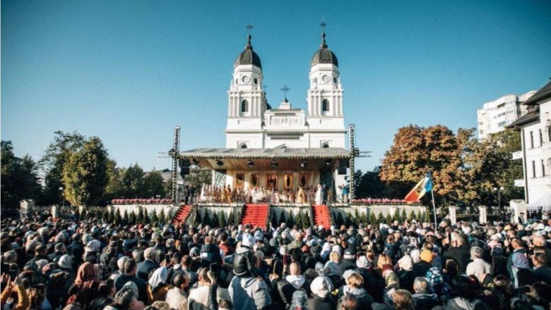 Peste 100.000 de pelerini au trecut pe la racla cu moaştele Sfintei Cuvioase Parascheva / Câți au avut nevoie de îngrijiri medicale