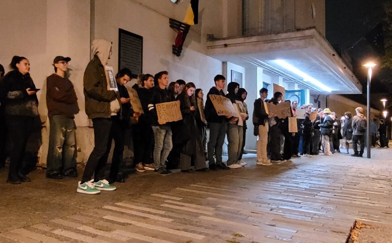 Daniel David nu a vrut să iasă la protestul studenților de la Mate-Info UBB: „L-am chemat afară să vorbească cu studenții sau să ne lase înăuntru. A refuzat”