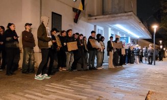 Daniel David nu a vrut să iasă la protestul studenților de la Mate-Info UBB: „L-am chemat afară să vorbească cu studenții sau să ne lase înăuntru. A refuzat”