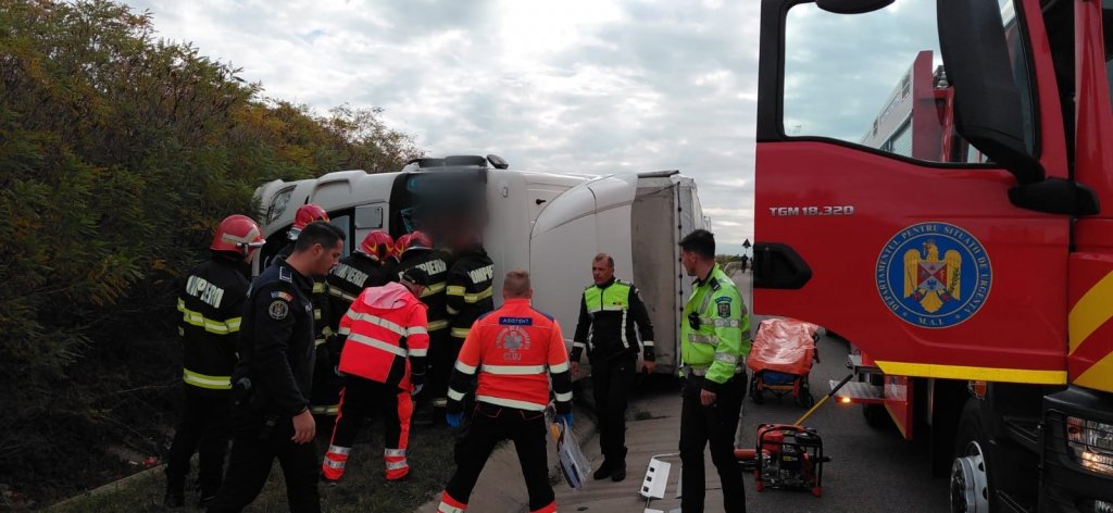 Intervenție de urgență pe A3, în Cluj: șofer încarcerat într-un TIR răsturnat, salvat de pompieri