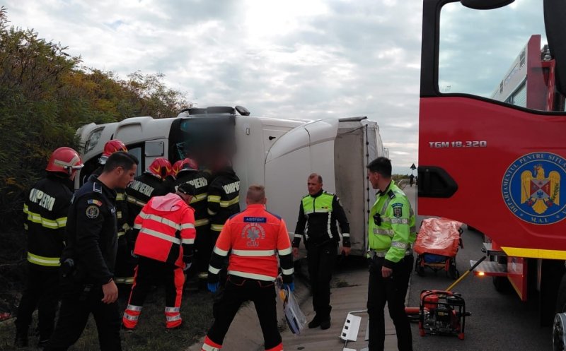Intervenție de urgență pe A3, în Cluj: șofer încarcerat într-un TIR răsturnat, salvat de pompieri