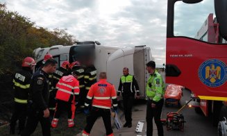 Intervenție de urgență pe A3, în Cluj: șofer încarcerat într-un TIR răsturnat, salvat de pompieri