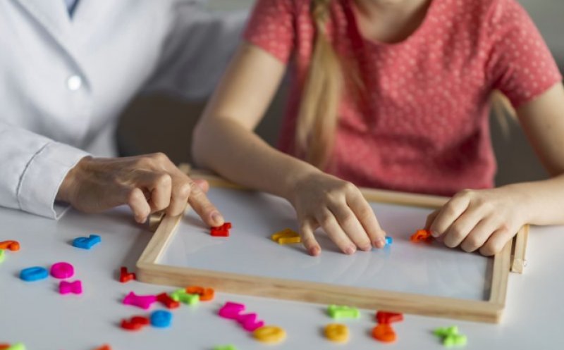 Parteneriat la Cluj pentru servicii de îngrijire dedicate copiilor cu dizabilități. Proiectul include terapii psihologice, consiliere individuală și logopedie