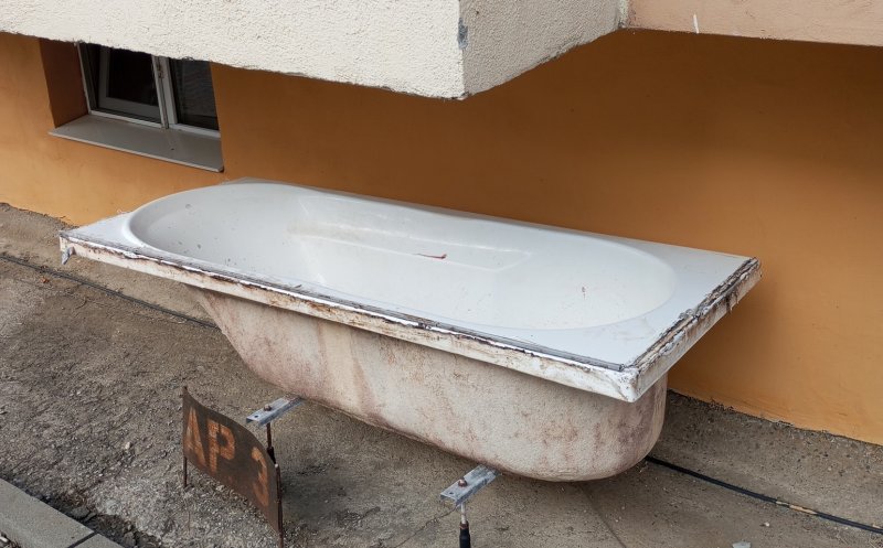 Umor à la Florești: 'Piscină privată la fiecare geam la blocurile de lux...'