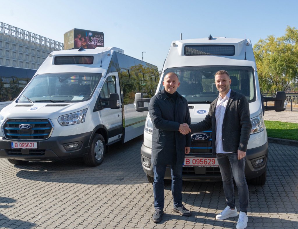 Primarii clujeni și-au recepționat microbuzele electrice pentru transportul elevilor