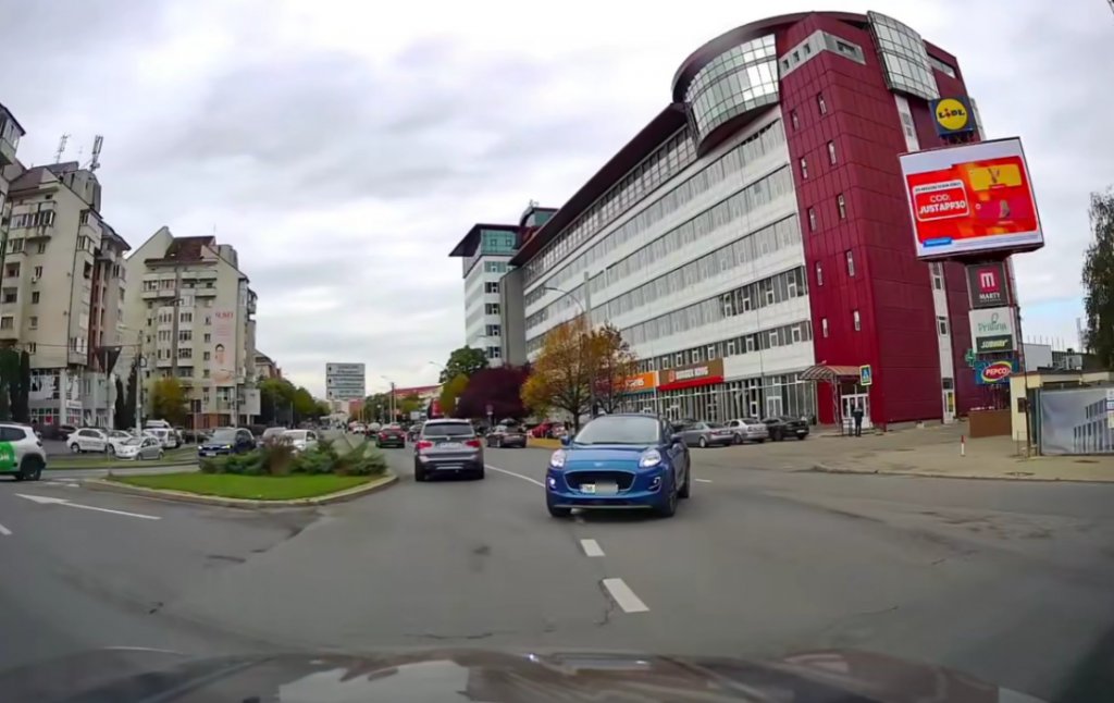 Incident periculos surprins în Cluj-Napoca: un șofer a încercat să intre în sensul giratoriu pe contrasens