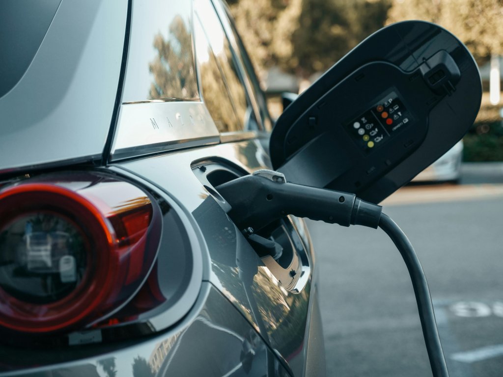 Cluj-Napoca, printre orașele fruntașe la încărcarea mașinilor electrice în stațiile publice. Harta locurilor accesibile șoferilor