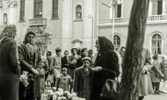 Vânzare de flori pentru ,,Luminație" pe strada Universității (în fundal Biserica Piaristă), anii '60