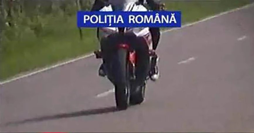 Goană nebună pe străzile Clujului! Polițiștii au prins un motociclist fără permis, pe un vehicul neînmatriculat, aflat deja sub control judiciar pentru furt