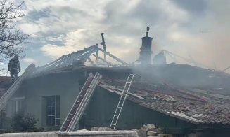 Incendiu puternic în Cluj-Napoca: O casă a luat foc. Pompierii intervin cu patru autospeciale