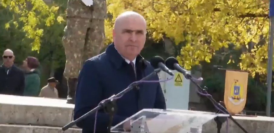 Momentul în care premierul Bolojan a fost huiduit de Ziua Armatei Române. S-a lăsat cu amenzi: “Sunt obișnuit cu aceste lucruri, n-am probleme”