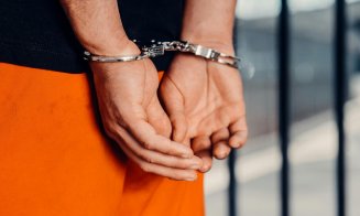 Scene violente la Cluj: bărbat scăpat din spitalul de psihiatrie, prins și arestat după ce a lovit un polițist
