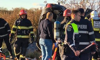 ACCIDENT cumplit cu 2 morți: BMW înfipt în TIR după o depășire pe linia continuă / O fată de 19 ani luase ocazia spre casă