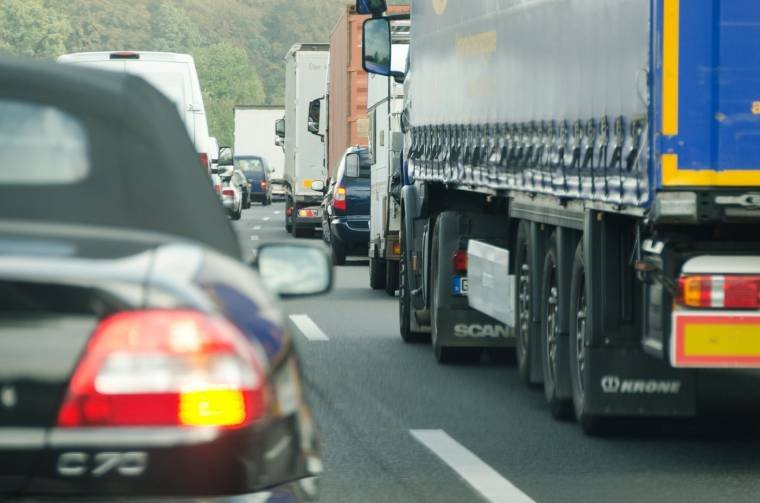 Sens unic pe o stradă din Someșeni, ca să se reducă traficul greu care afectează casele