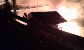 BILANȚUL distrugerilor în incendiul izbucnit într-un punct turistic de agrement la Someșu Cald / De la ce a pornit focul