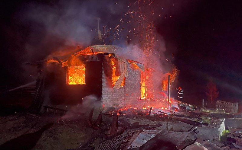 Încă o cabană distrusă de FOC noaptea trecută în zona de munte a județului Cluj