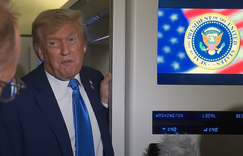 Trump a fost întrebat la bordul Air Force One despre reducerea forțelor armate în România. Reacția președintelui SUA