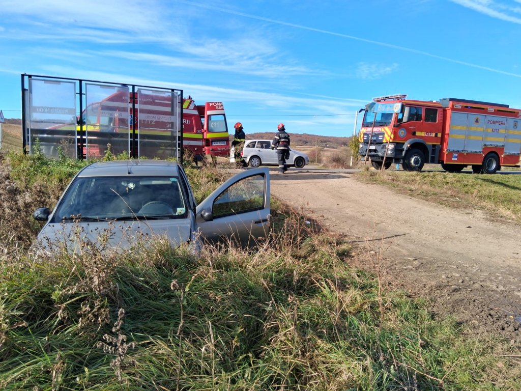 Accident în Cluj. Un șofer a ajuns cu mașina direct într-un șanț. A intervenit descarcerarea
