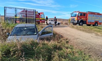 Accident în Cluj. Un șofer a ajuns cu mașina direct într-un șanț. A intervenit descarcerarea